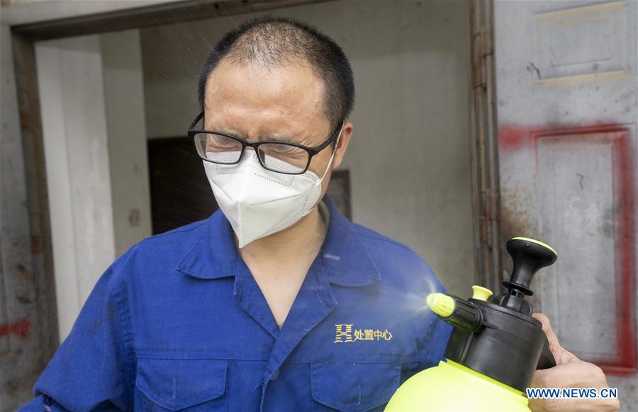 (FOCUS)CHINA-HUBEI-WUHAN-MEDICAL WASTE-WORKER (CN)