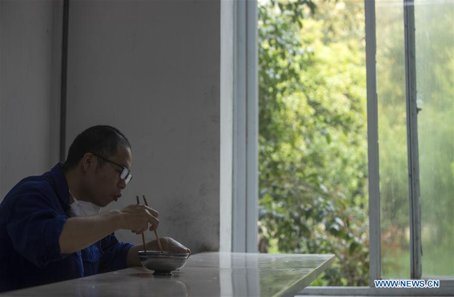 (FOCUS)CHINA-HUBEI-WUHAN-MEDICAL WASTE-WORKER (CN)