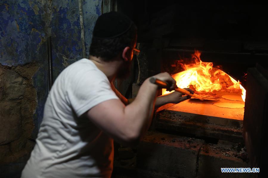 MIDEAST-SAFED-PASSOVER-MATZA 