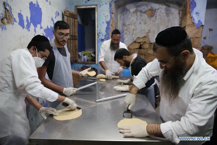 MIDEAST-SAFED-PASSOVER-MATZA