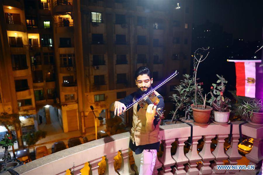 EGYPT-CAIRO-CURFEW-BALCONY CONCERT
