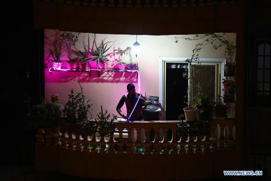 EGYPT-CAIRO-CURFEW-BALCONY CONCERT
