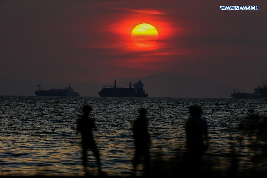 PHILIPPINES-PASAY CITY-MANILA BAY-SUNSET