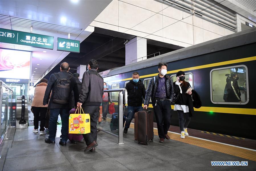 CHINA-CHONGQING-PASSENGERS FROM WUHAN (CN)