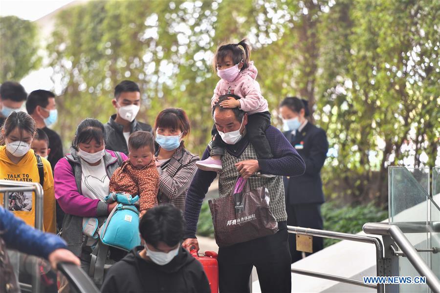 CHINA-GUANGZHOU-TRAIN FROM WUHAN-ARRIVAL (CN)