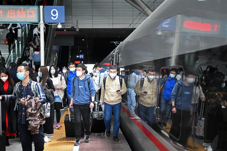 CHINA-GUANGDONG-SHENZHEN-TRAIN FROM WUHAN-ARRIVAL (CN)