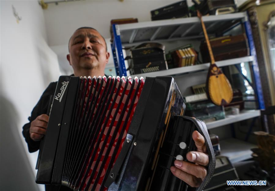 CHINA-XINJIANG-ACCORDION REPAIRER (CN)