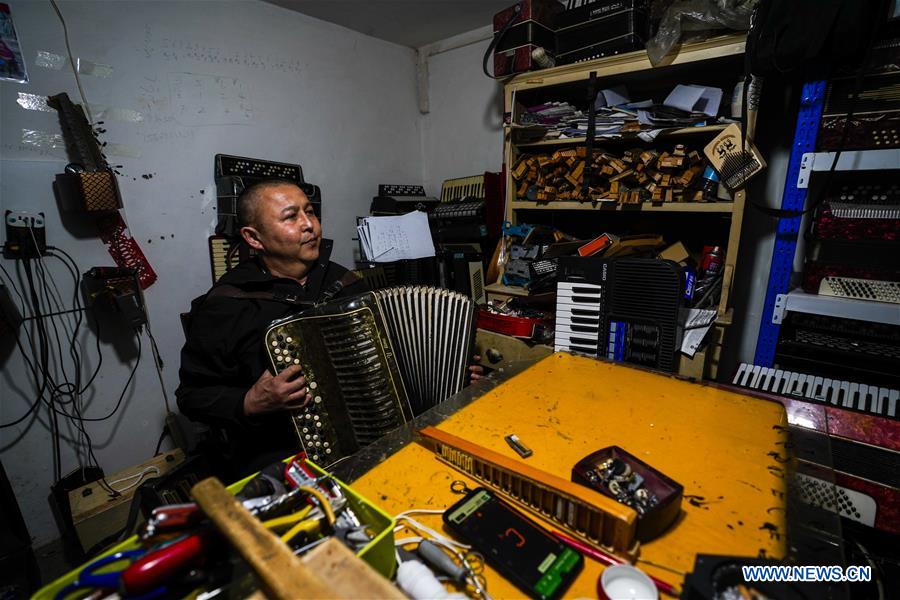 CHINA-XINJIANG-ACCORDION REPAIRER (CN)