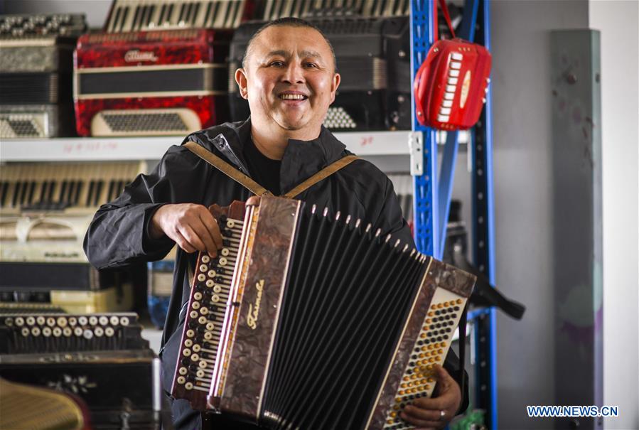 CHINA-XINJIANG-ACCORDION REPAIRER (CN)