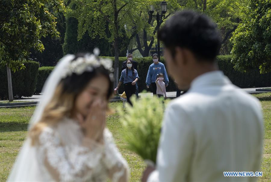 (FOCUS)CHINA-HUBEI-WUHAN-WEDDING PHOTOS (CN)
