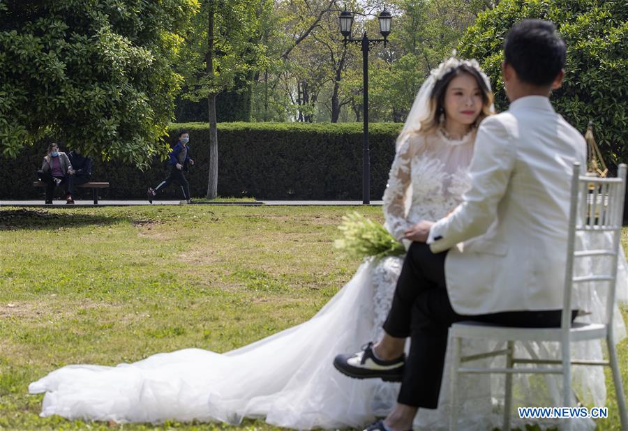 (FOCUS)CHINA-HUBEI-WUHAN-WEDDING PHOTOS (CN)