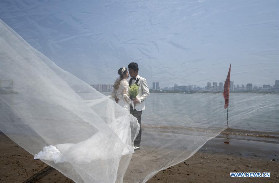 (FOCUS)CHINA-HUBEI-WUHAN-WEDDING PHOTOS (CN)
