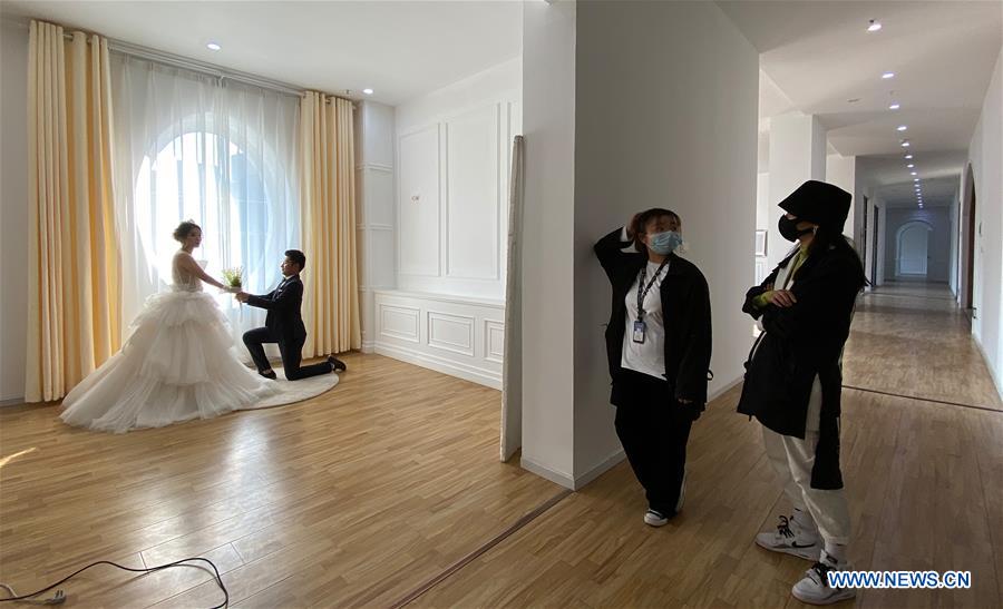 (FOCUS)CHINA-HUBEI-WUHAN-WEDDING PHOTOS (CN)