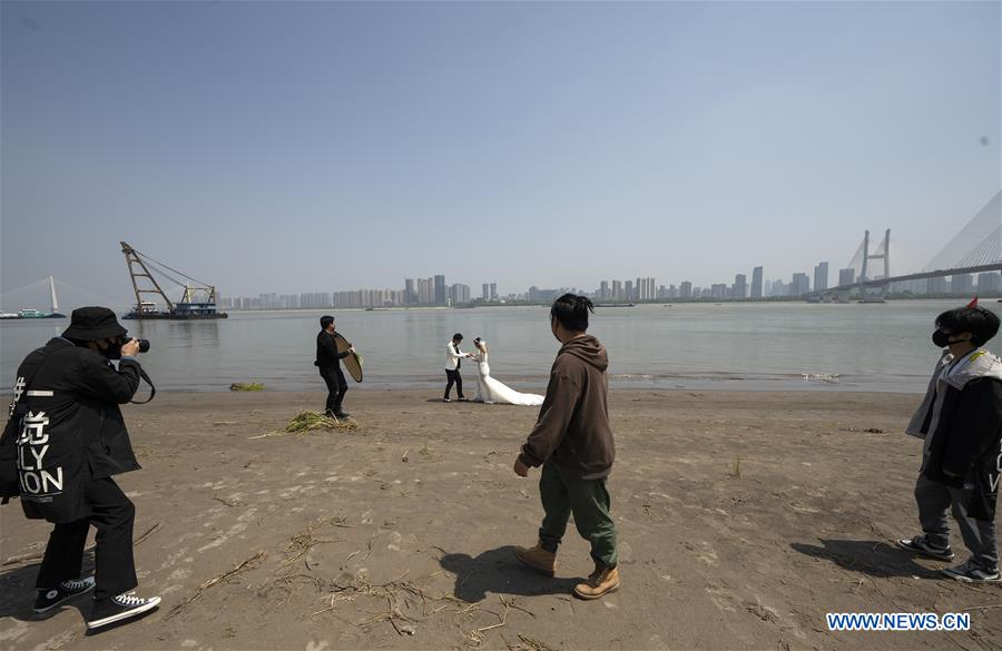 (FOCUS)CHINA-HUBEI-WUHAN-WEDDING PHOTOS (CN)