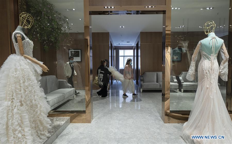 (FOCUS)CHINA-HUBEI-WUHAN-WEDDING PHOTOS (CN)