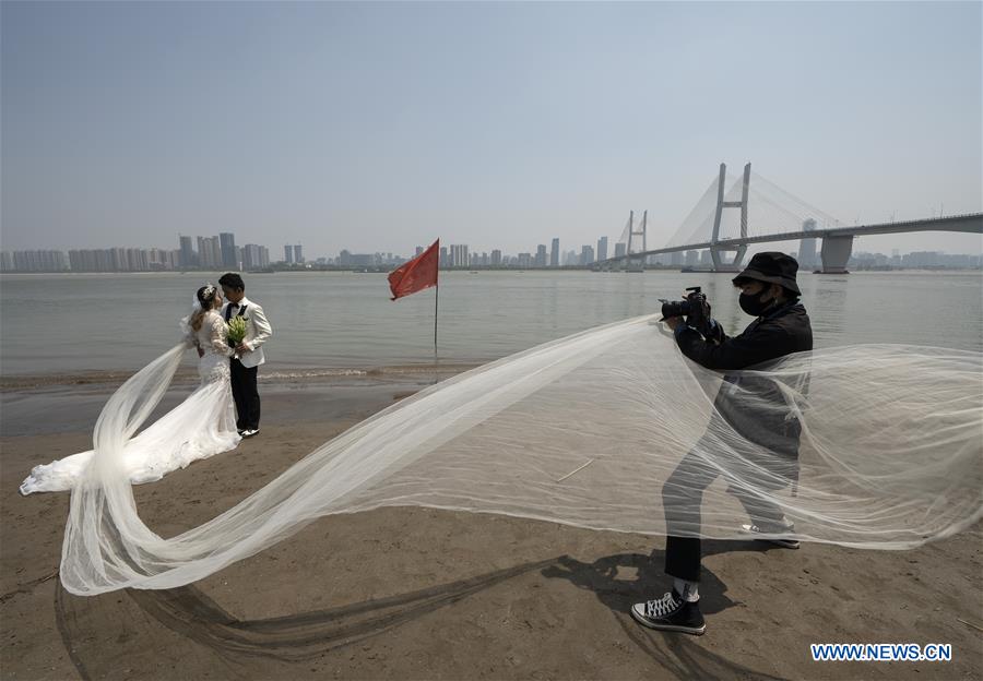 (FOCUS)CHINA-HUBEI-WUHAN-WEDDING PHOTOS (CN)