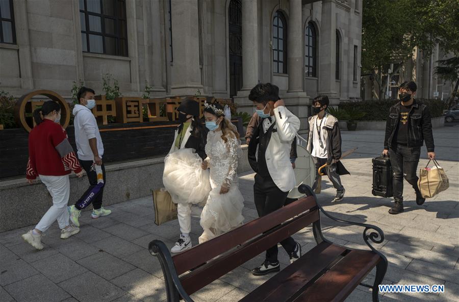 (FOCUS)CHINA-HUBEI-WUHAN-WEDDING PHOTOS (CN)