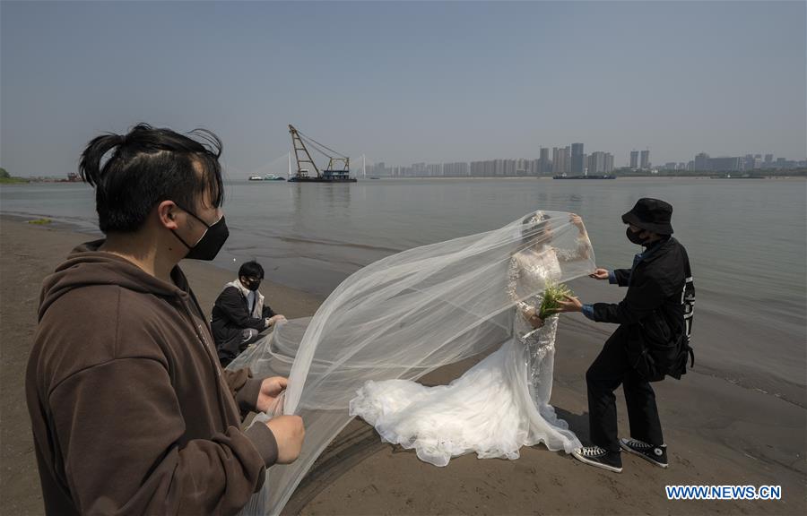 (FOCUS)CHINA-HUBEI-WUHAN-WEDDING PHOTOS (CN)