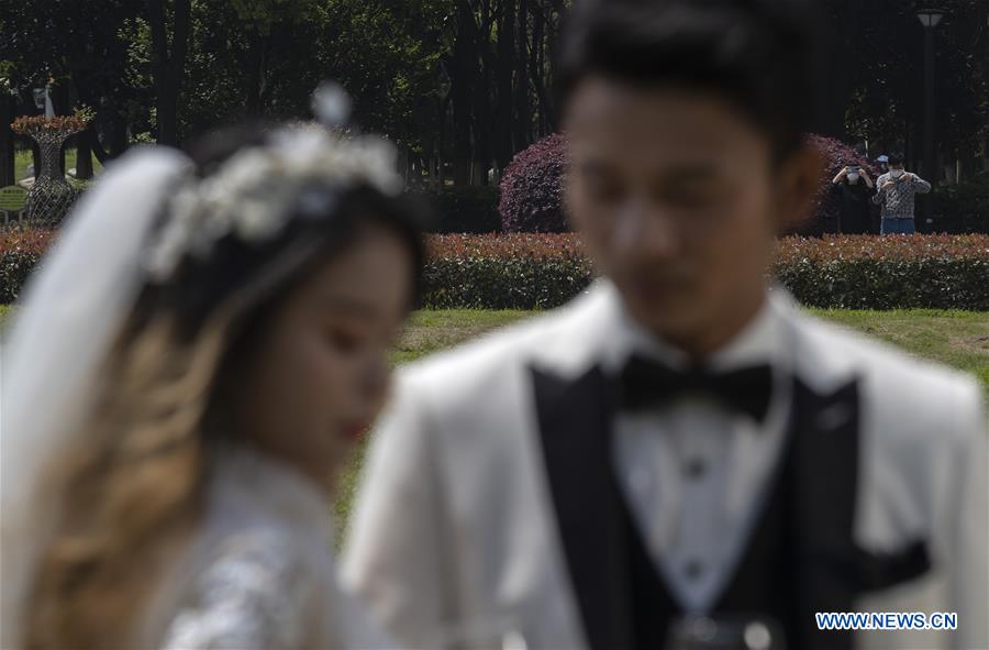 (FOCUS)CHINA-HUBEI-WUHAN-WEDDING PHOTOS (CN)