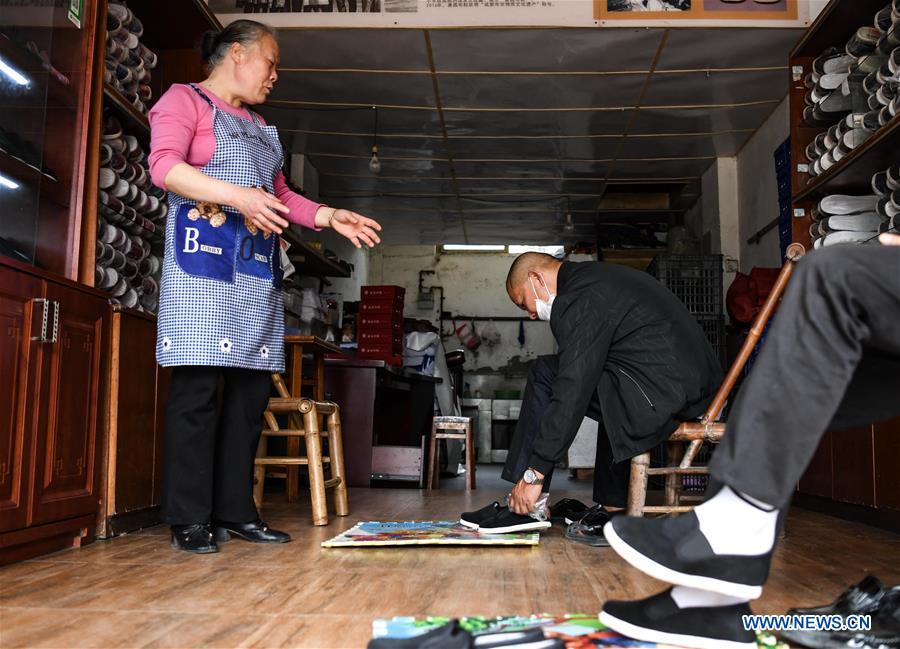 CHINA-SICHUAN-CHENGDU-HANDMADE SHOES (CN)