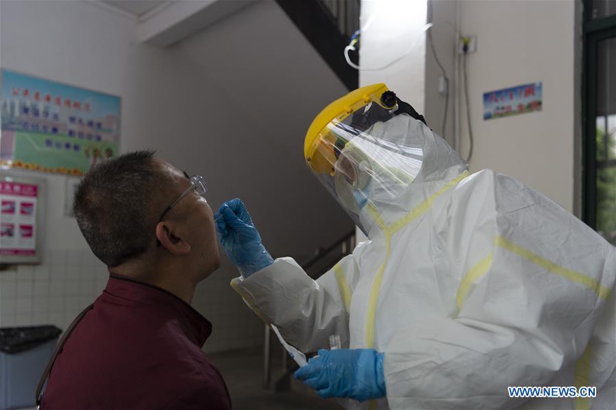 CHINA-HUBEI-XIANGYANG-COVID-19-TEACHER-NUCLEIC ACID TEST (CN)