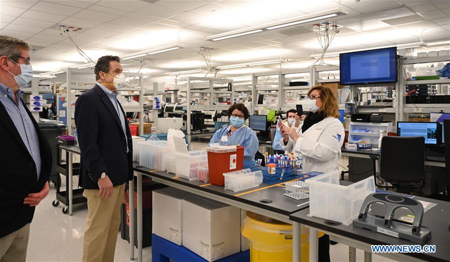 U.S.-NEW YORK-GOVERNOR-COVID-19-LAB-VISIT