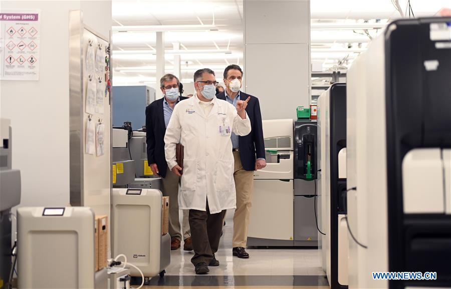 U.S.-NEW YORK-GOVERNOR-COVID-19-LAB-VISIT