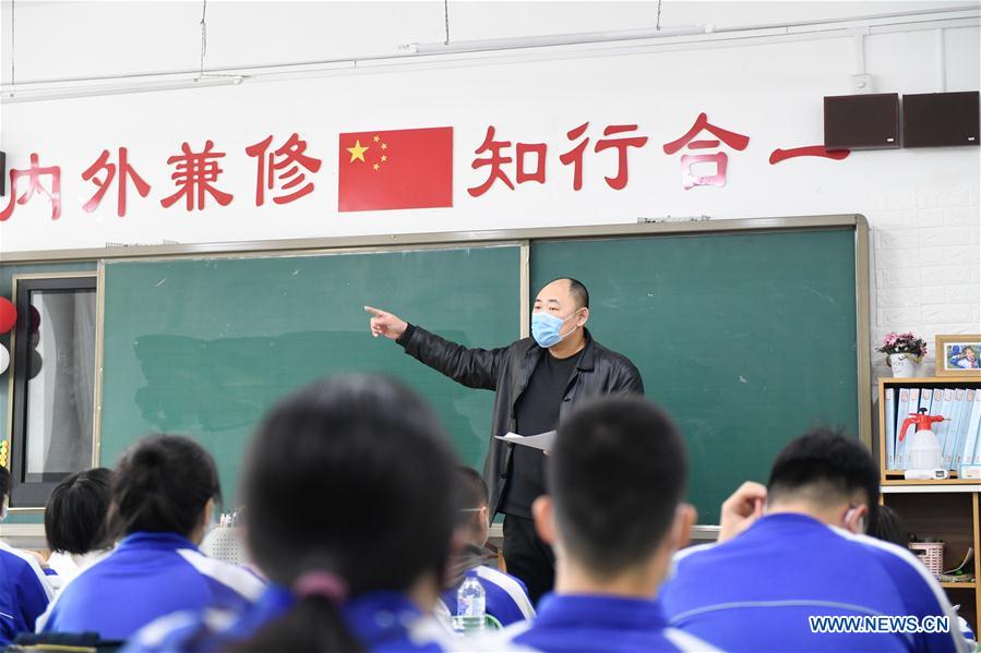 CHINA-JILIN-CHANGCHUN-JUNIOR HIGH SCHOOL-STUDENTS-RETURN TO SCHOOL (CN)