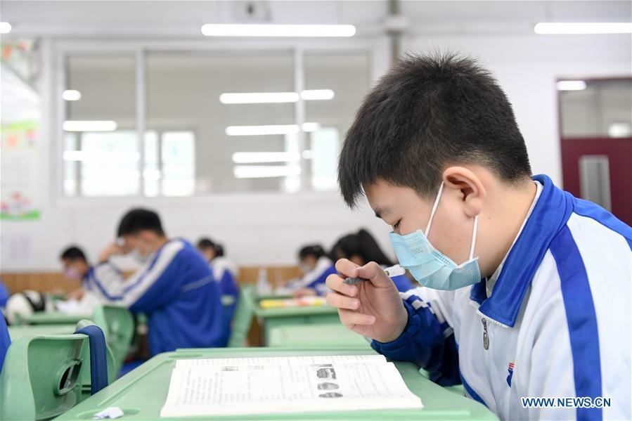 CHINA-JILIN-CHANGCHUN-JUNIOR HIGH SCHOOL-STUDENTS-RETURN TO SCHOOL (CN)