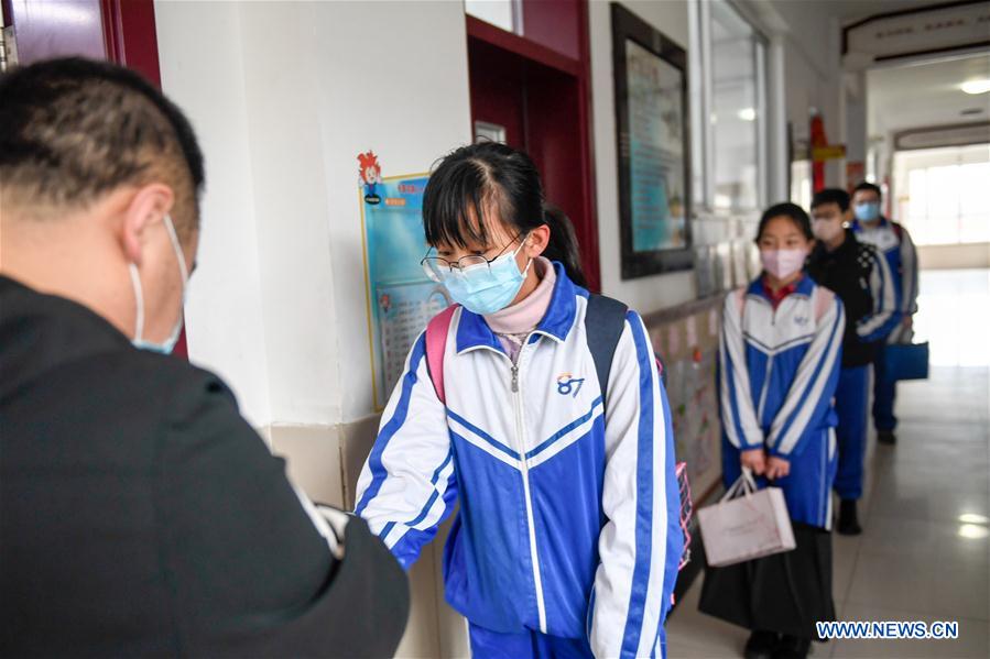 CHINA-JILIN-CHANGCHUN-JUNIOR HIGH SCHOOL-STUDENTS-RETURN TO SCHOOL (CN)