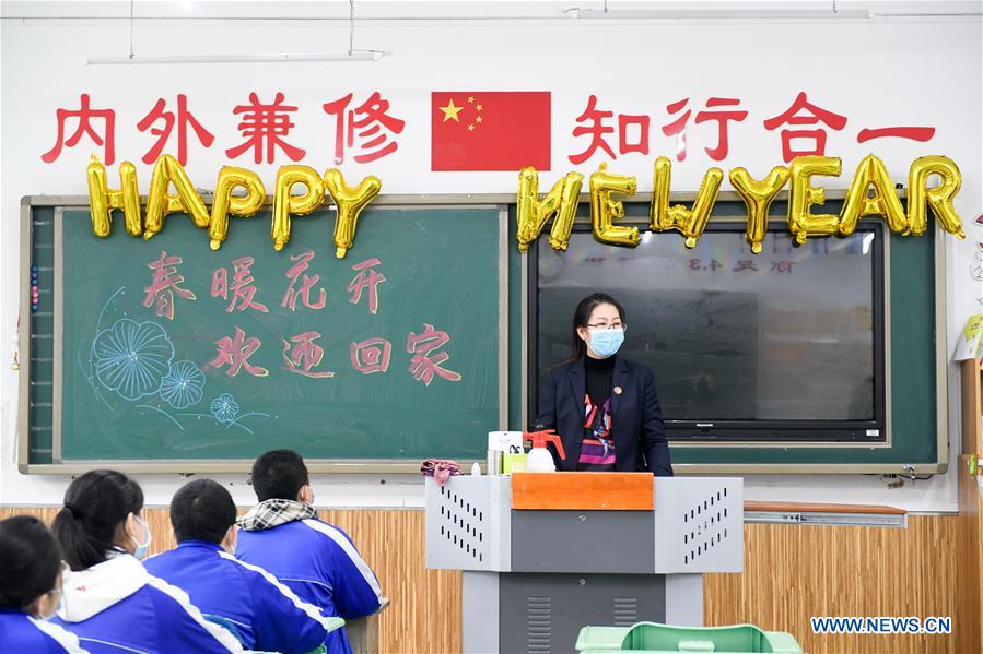CHINA-JILIN-CHANGCHUN-JUNIOR HIGH SCHOOL-STUDENTS-RETURN TO SCHOOL (CN)