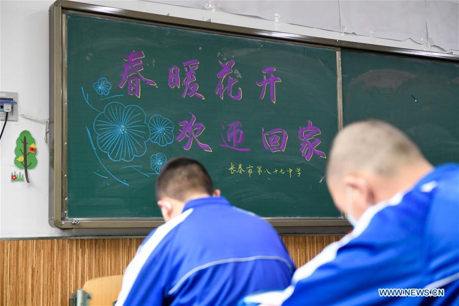 CHINA-JILIN-CHANGCHUN-JUNIOR HIGH SCHOOL-STUDENTS-RETURN TO SCHOOL (CN)