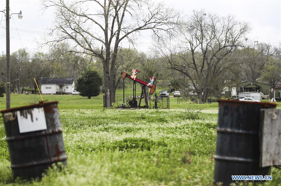 FILE-U.S.-TEXAS-LULING-OIL PRICES-CRASH