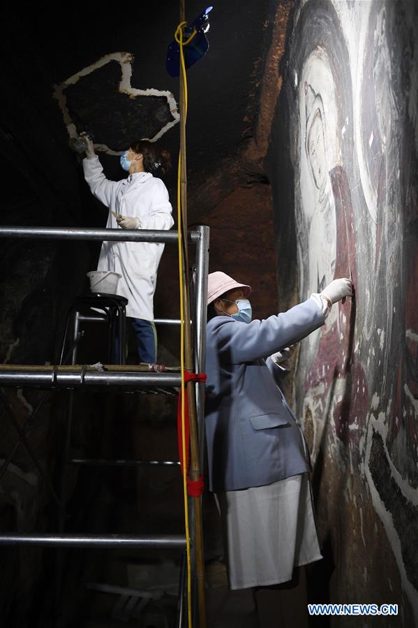 CHINA-NINGXIA-GUYUAN-XUMISHAN GROTTOES-MURALS-RESTORATION (CN)