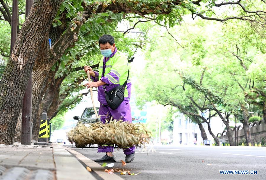 CHINA-LABOR DAY HOLIDAY-WORKERS (CN)