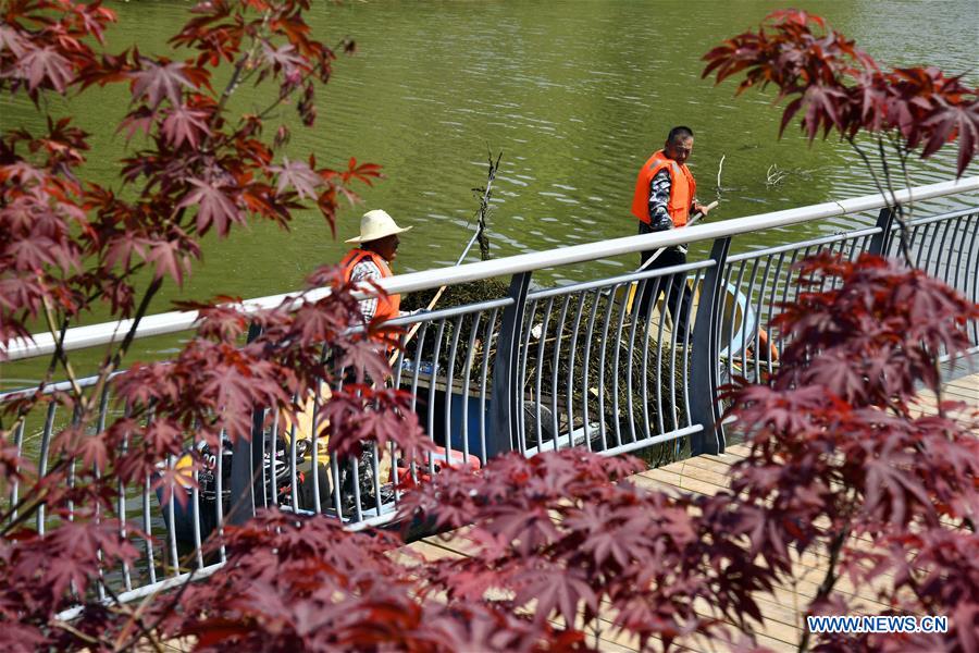 CHINA-LABOR DAY HOLIDAY-WORKERS (CN)