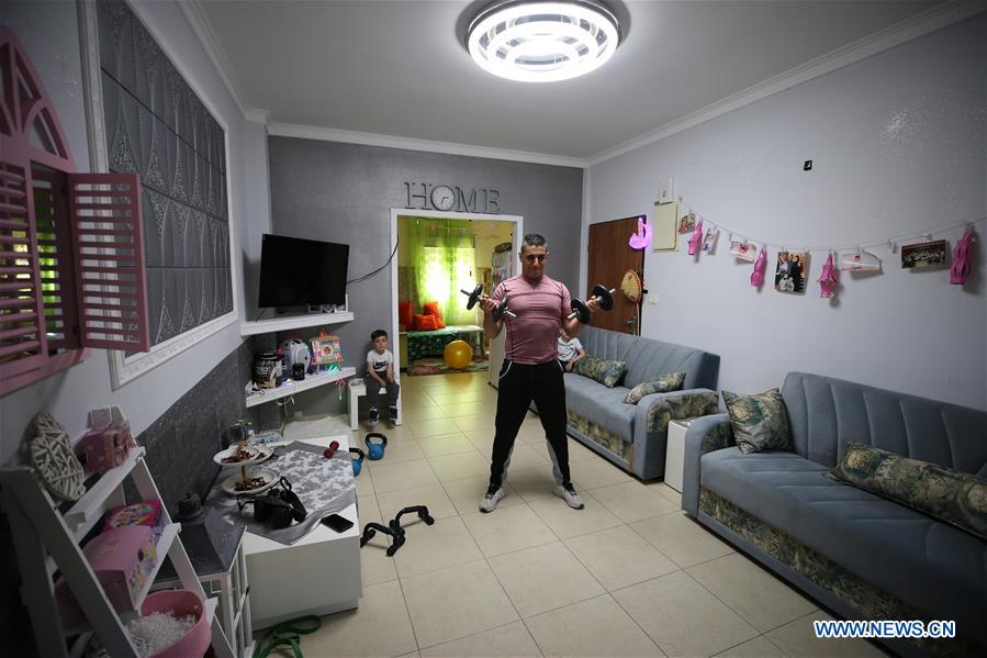 (SP) MIDEAST-JERUSALEM-COVID-19-HOME EXERCISE