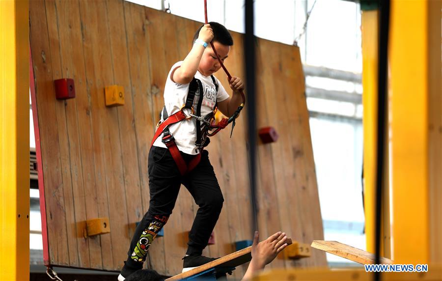 CHINA-LIAONING-ANSHAN-LABOR DAY HOLIDAY-OUTDOOR ACTIVITY (CN)