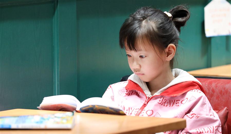 CHINA-LIAONING-ANSHAN-LABOR DAY HOLIDAY-READING (CN)