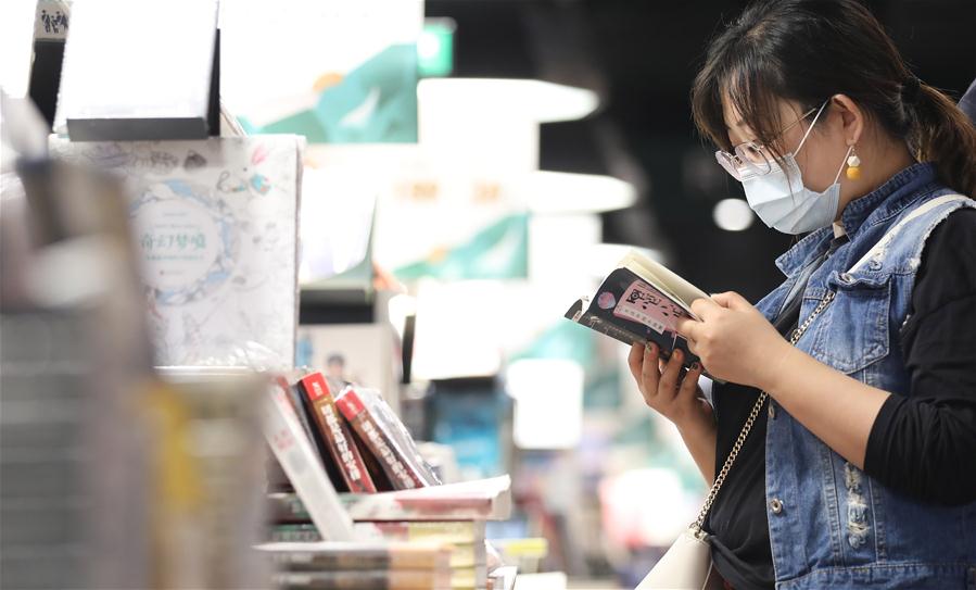 CHINA-LIAONING-ANSHAN-LABOR DAY HOLIDAY-READING (CN)