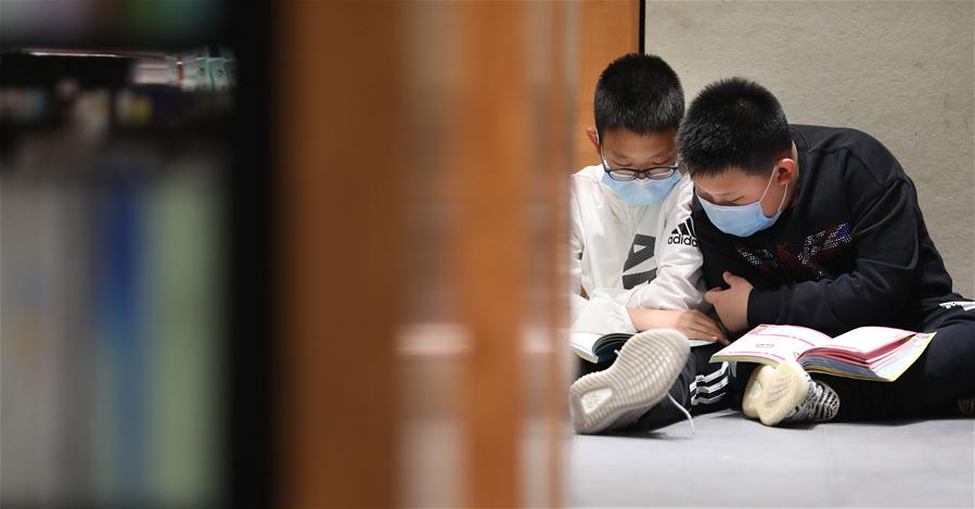 CHINA-LIAONING-ANSHAN-LABOR DAY HOLIDAY-READING (CN)