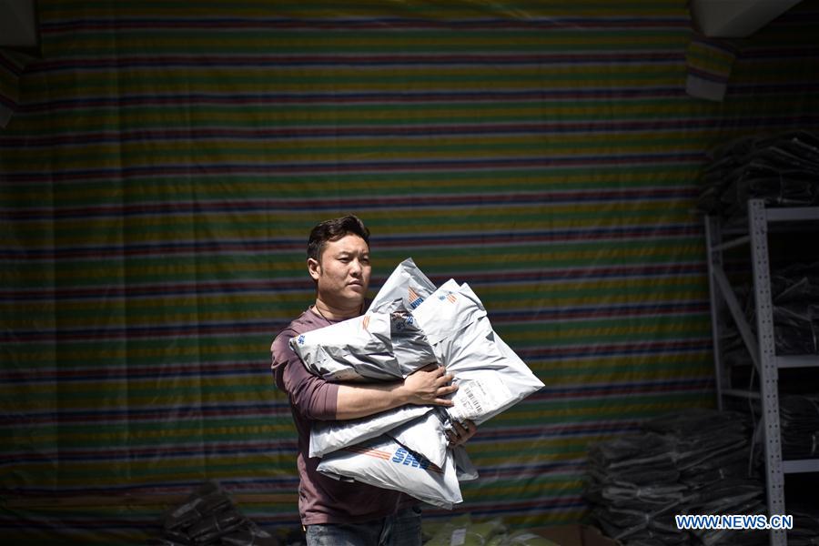 CHINA-QINGHAI-XINING-TIBETAN-CLOTHING DESIGN (CN)