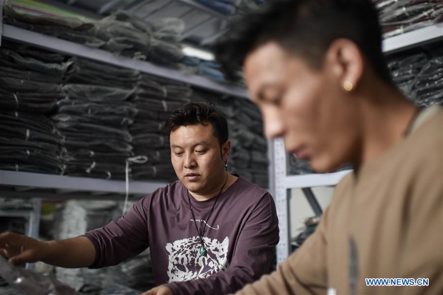 CHINA-QINGHAI-XINING-TIBETAN-CLOTHING DESIGN (CN)