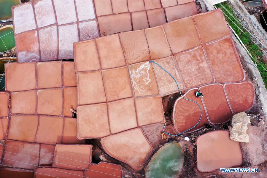 CHINA-TIBET-MANGKAM-SALT MAKING (CN)