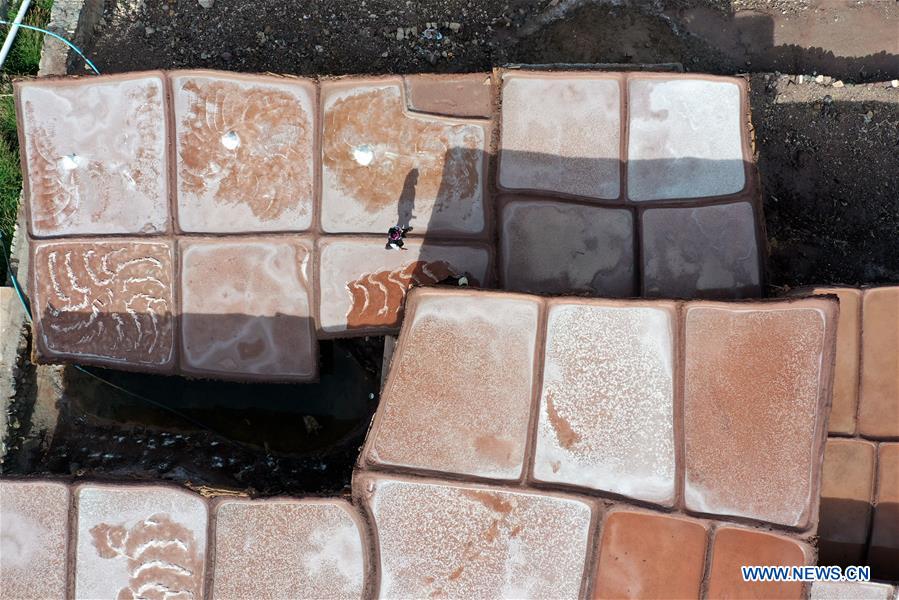 CHINA-TIBET-MANGKAM-SALT MAKING (CN)