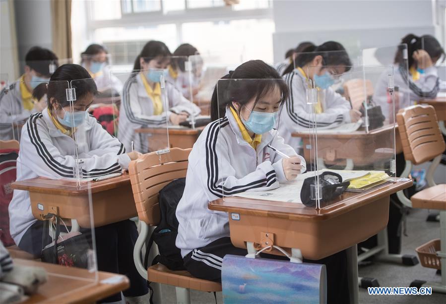 CHINA-WUHAN-HIGH SCHOOL STUDENTS-CLASSES RESUMPTION (CN)