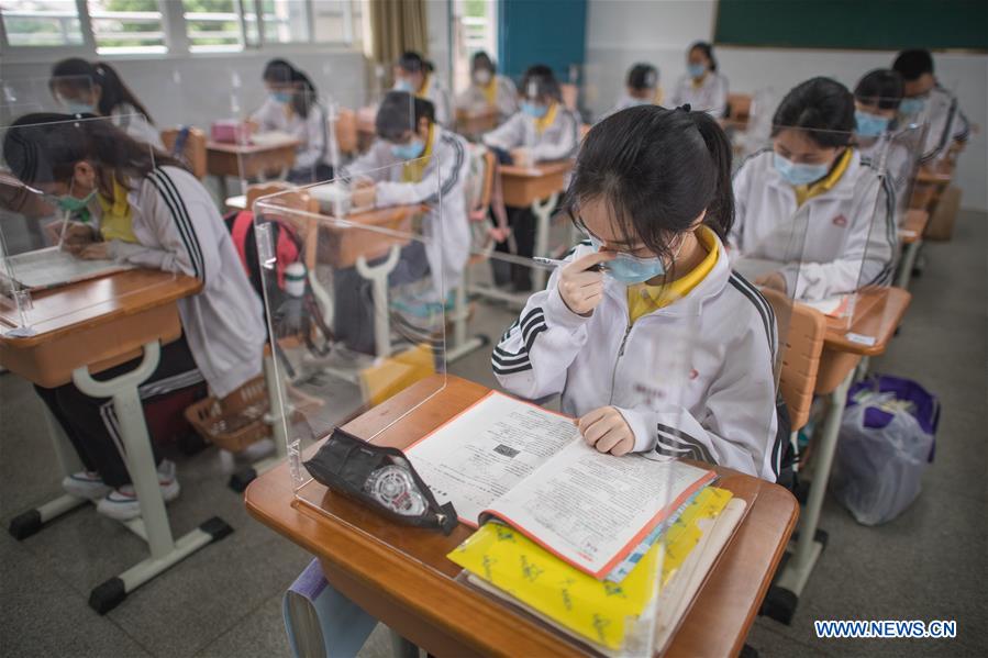 CHINA-WUHAN-HIGH SCHOOL STUDENTS-CLASSES RESUMPTION (CN)