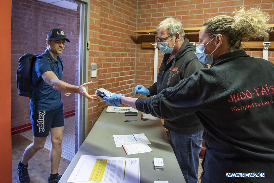 FRANCE-MARQUETTE-LEZ-LILLE-MASK-DISTRIBUTION