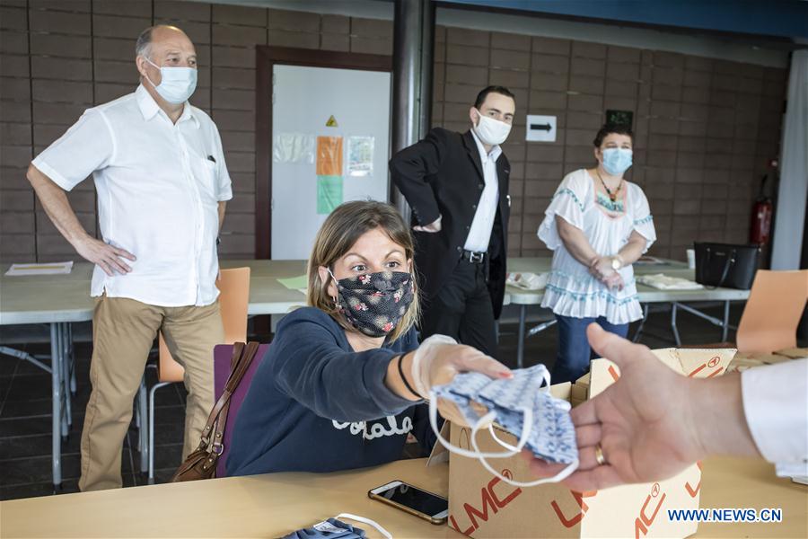FRANCE-MARQUETTE-LEZ-LILLE-MASK-DISTRIBUTION