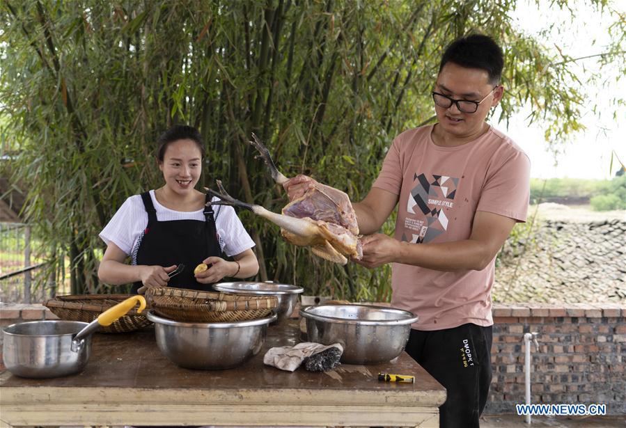 CHINA-SICHUAN-CHENGDU-SHORT VIDEO CREATOR-COUPLE (CN)